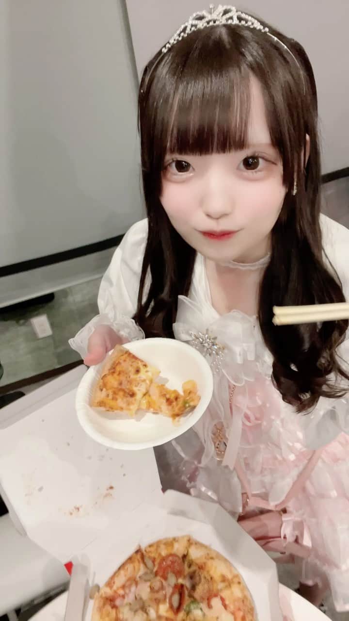 姫崎もえのインスタグラム：「ピザもえ  ・  ・  #地下アイドル #白色担当 #白色 #粉我 #ハーフツイン #量産型コーデ #コスプレ #maid #maidcafe #アイドル #idol #Japaneseidol #ピザ #本人不在の生誕祭 #量産型オタク #被写体になります #偶像  #撮影会 #撮影会モデル #自撮り界隈 #自撮り女子 #自撮り #いいね返しは絶対 #セルカ #lfl #l4l #followｍe」