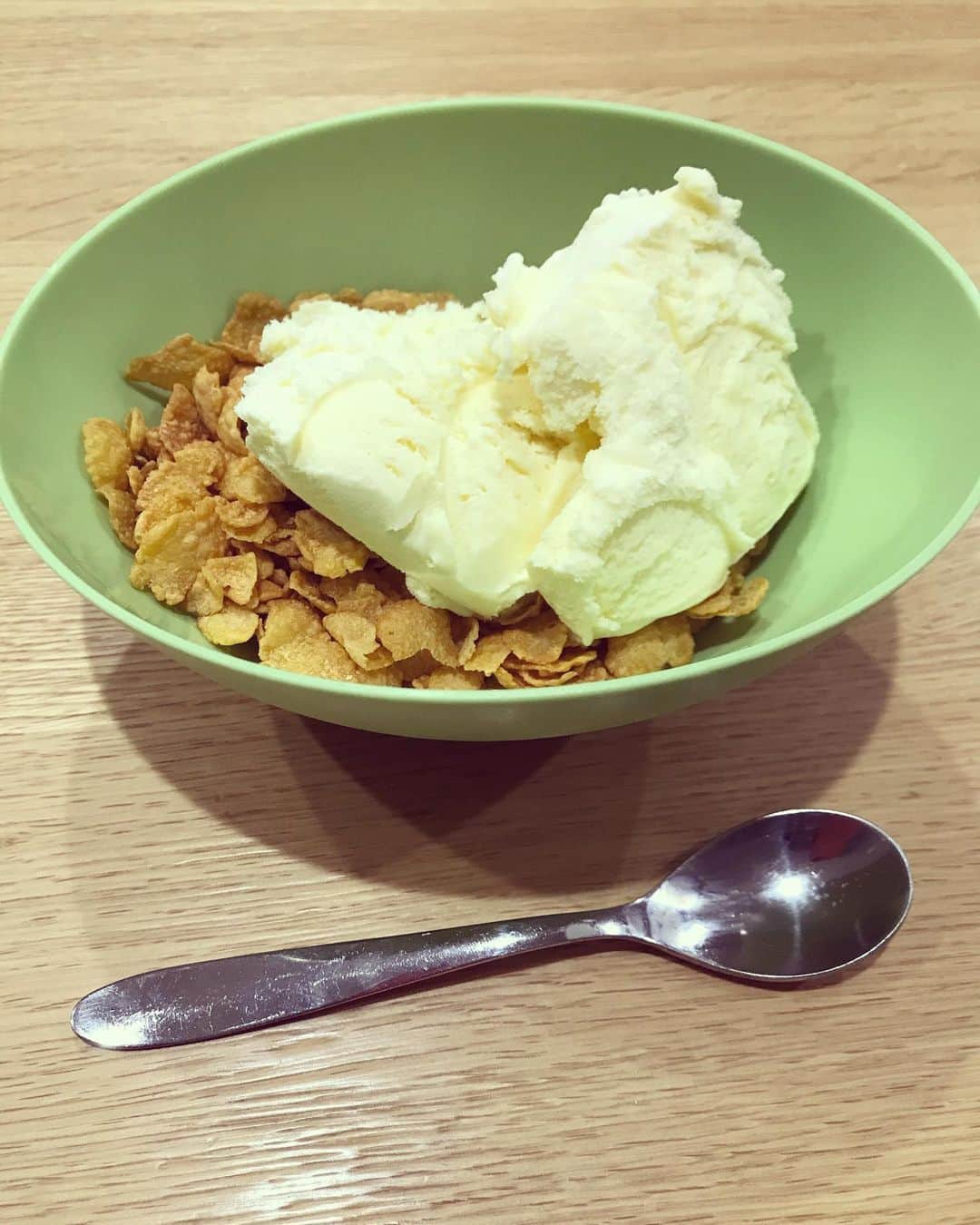 小島聡さんのインスタグラム写真 - (小島聡Instagram)「見た目ぜんぜんオシャレじゃないんですが、深めの皿にプレーンのコーンフレークを敷いて、バニラアイスを乗せるのが凄い好きなんですけど、同じ感性の方いますか（笑）？しょっちゅう食べてます☺️。  #小島聡  #新日本プロレス  #バニラアイス  #コーンフレーク」4月9日 0時08分 - cozy_lariat