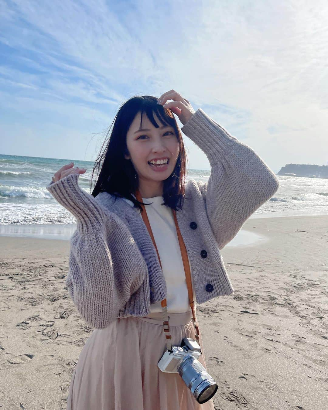 沖口優奈のインスタグラム：「海辺は風が強い」