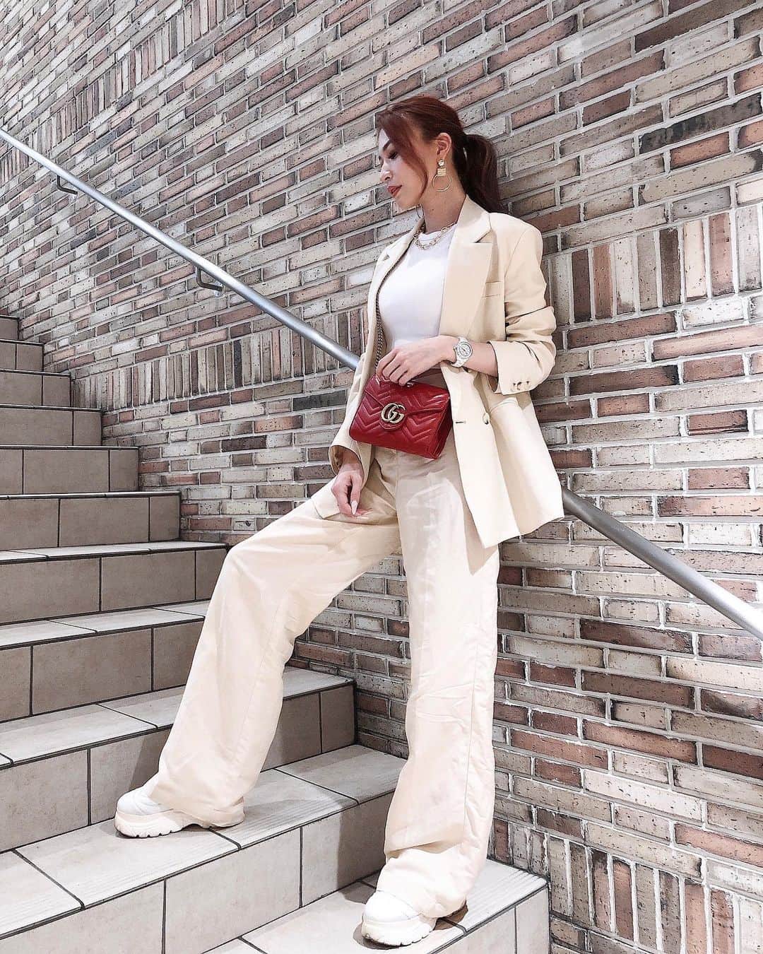 のインスタグラム：「🛍🛍🛍 ⁡ 久しぶりにゆっくり買い物とか 行きたいなぁ〜🥺 ⁡ 洋服👗爆買いしたい💸💸 そんな気分😎✨ ⁡ ⁡ #服は何着あっても足りない #セットアップ #セットアップコーデ #スニーカーコーデ #厚底スニーカー #ベージュコーデ #guccibag #gucci #setup #fashion #code #グッチ #グッチバッグ #いつかのコーデ #いつコ #爆買い #ショッピング」
