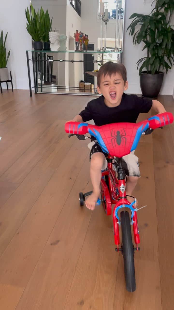 ロブ・ディアデックのインスタグラム：「🔈“We rock the woorrrrlllddd!” The joy it brings to know that singing random songs to my son all day everyday throughout his entire life has lead to him creating random songs for me to enjoy. Ladies and gentlemen the father and son duo of “We Rock the World”」