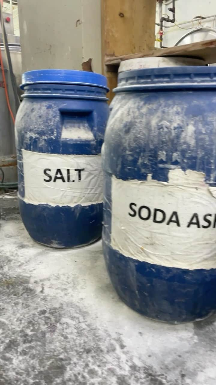 グロッサリーズのインスタグラム：「Salt + Soda Ash. That’s it ✨  Wait until you find out what your other clothing is dyed with 🧪」