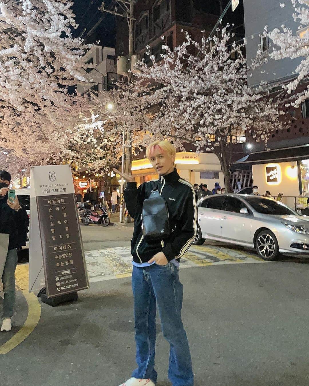 りーくんのインスタグラム：「韓国夜桜🌸 #見れると思わんかった #桜の様な恋でした #手越 #離れていてもサランへゆ #セリーヌおじ」