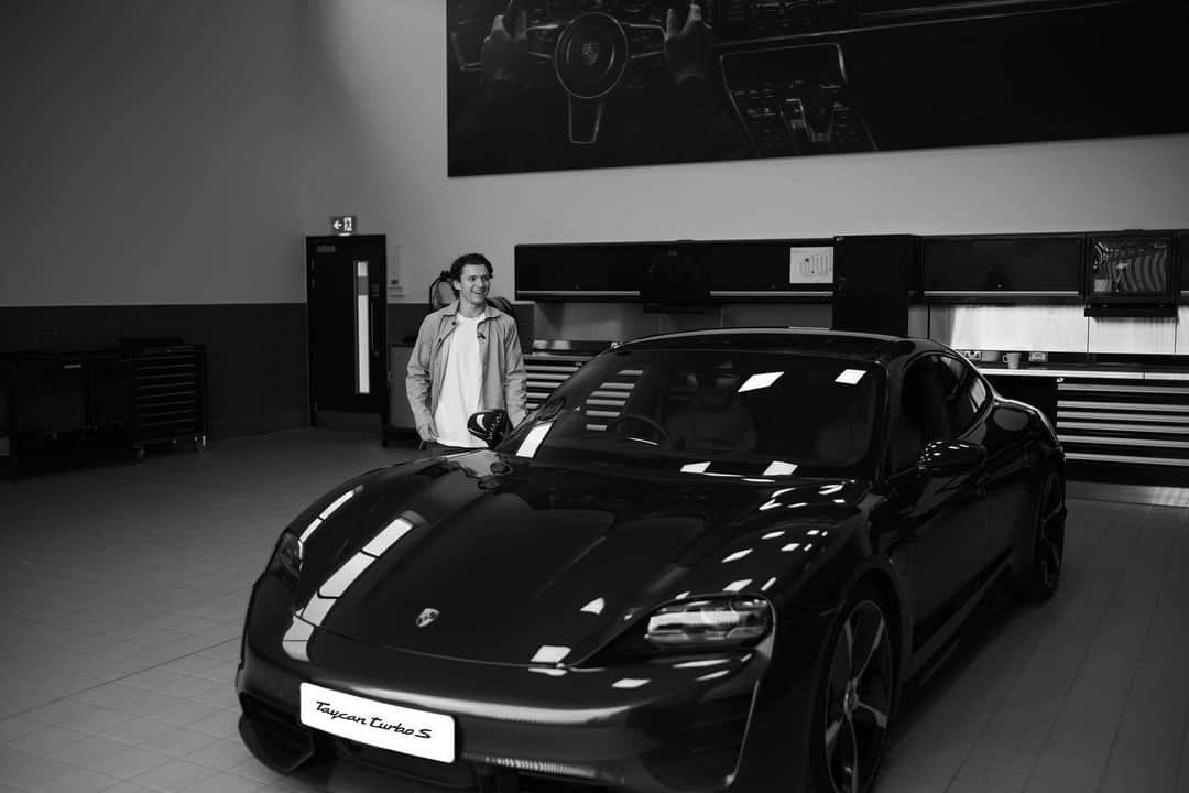 トム・ホランドさんのインスタグラム写真 - (トム・ホランドInstagram)「“Electric” Peter Kay 😂 Thanks @porsche_gb for helping me go electric. #PorscheTaycan」4月9日 3時02分 - tomholland2013