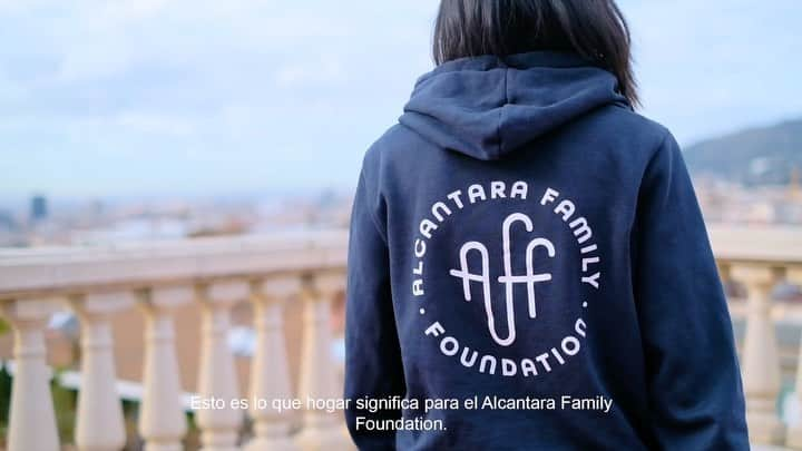 ティアゴ・アルカンタラのインスタグラム：「La misión de nuestra @alcantarafound es y será estar al lado de las personas que más lo necesitan. Por ello, me enorgullece presentaros la #AlcantaraHome, el hogar del proyecto de acogida e integración de nuestra Fundación. Hogar es donde todo comienza. Hogar es oportunidad. Hogar es futuro. Gracias a todos los que formáis parte de esta gran familia y lo hacéis posible.  🏠💙 @juliavigas @rafalcantara @mazinho__17 @thabruva @ale_belenguer @barcelonactua   The mission of our @alcantarafound is and will be to be beside people who need it most. Thus, I am proud to present the #AlcantaraHome, the home of our hosting and integration project. Home is where it all begins. Home means opportunity. Home means future. Thanks to all of you who are part of this great family and make it possible.」