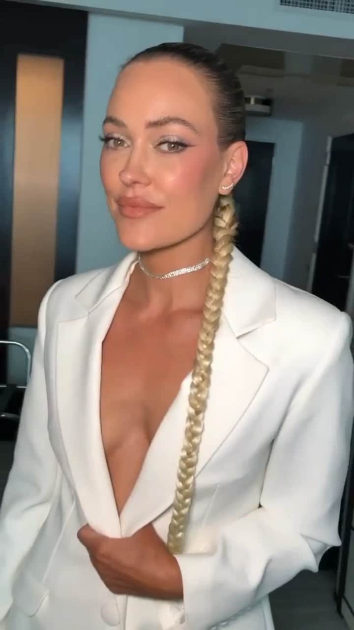 Peta Murgatroydのインスタグラム：「Last night’s recap 💫  @newyoumedia  @petajanebeauty  @melindamaria_jewelry  @jojomartistry  @dayanadenis_ddbeauty  @zzaaazz」