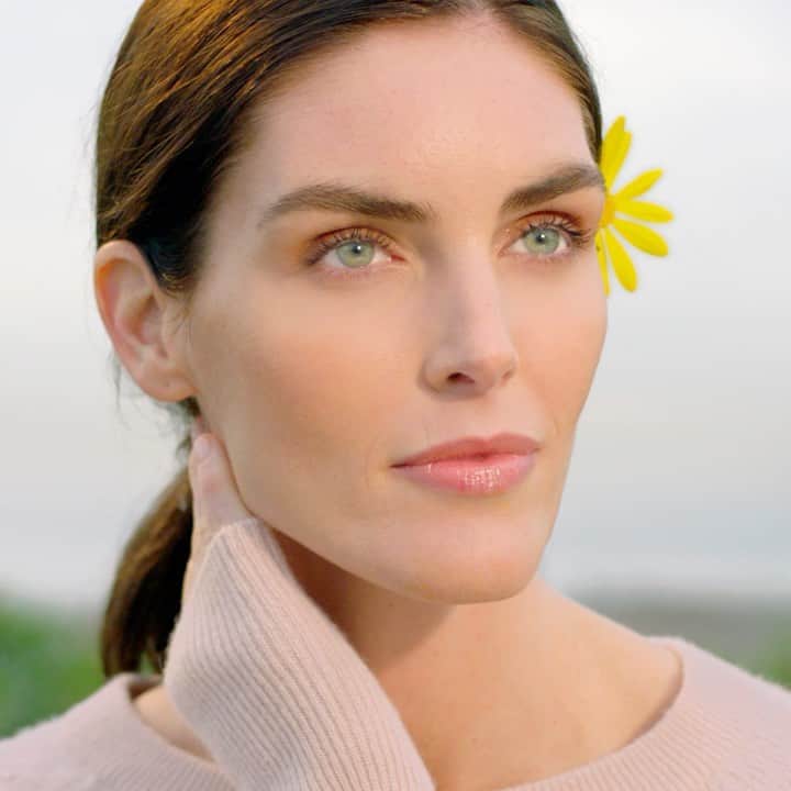 ヒラリー・ローダのインスタグラム：「#ad I love being outside, but these allergies really irritate my eyes. All I need is one drop of Clear Eyes Allergy Itch Relief for comfortable eyes and all-day itch relief. Bring on Spring! 🌼💐🌷🌿🌸」