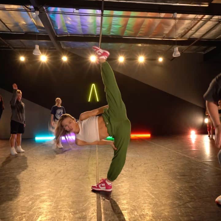 オータム・ミラーのインスタグラム：「“Legs to the roof”   So happy to be back in @toddflanagan class love you so much this was a fun one ❤️‍🔥😮‍💨」
