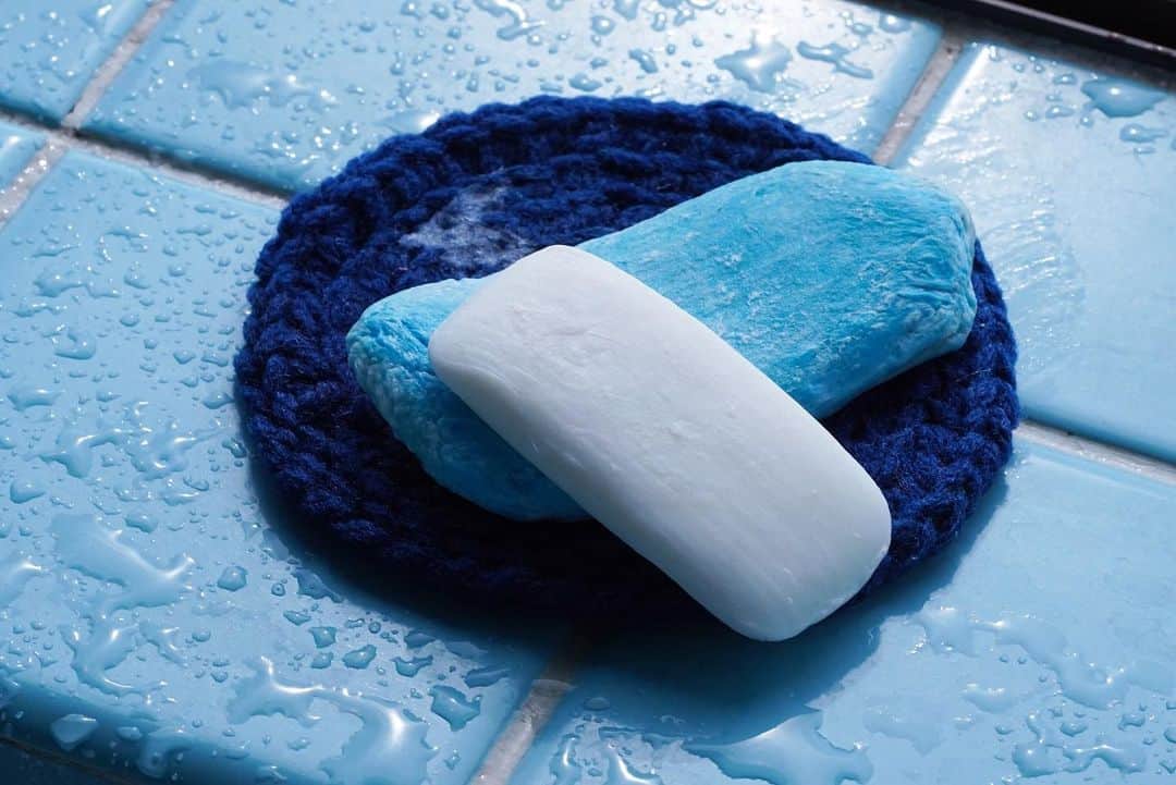 Yota Towatariのインスタグラム：「あさ・シャワー・せっけん。  洗い立ての新しい一日を、洗い立ての新しい僕になって迎える。  #photo #photography #photooftheday #beautiful #blue #soap #showertime #matsue #shimane #japan」