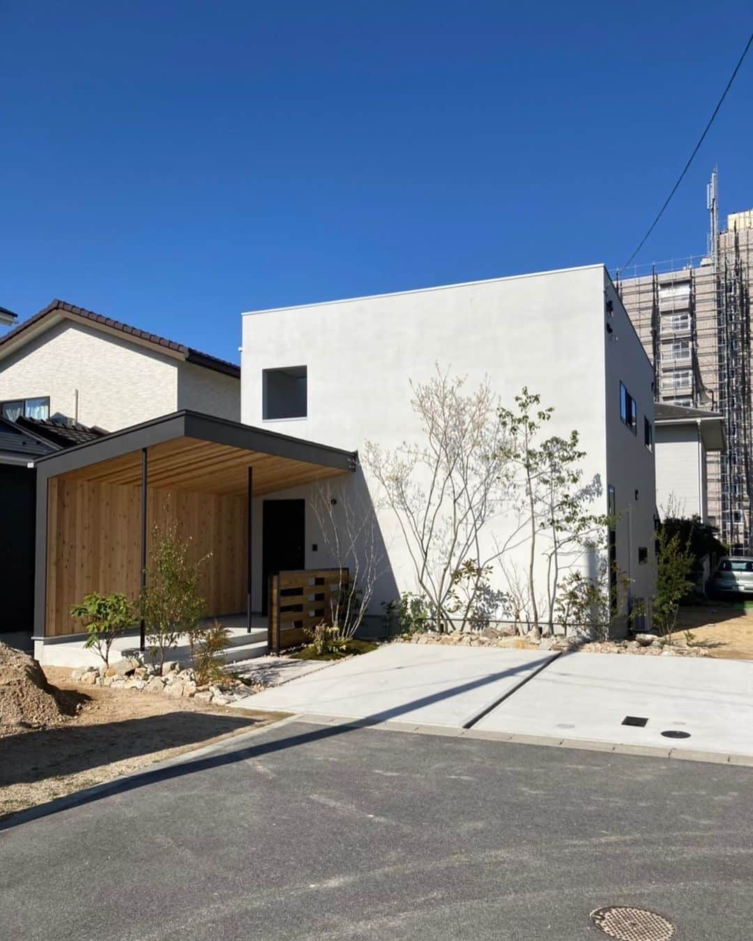 大倉ホーム/暮らしのステーションのインスタグラム：「鳥取県米子市。新モデルハウス完成。 more photos ----✈︎ @soramado_san_in =======================  「ソラマドの家」米子モデルハウス 🔸住所/米子市西福原９丁目１４－２１ 🔸営業時間/8:30～17:30 - 感染症対策の為、予約制としております。 事前のご予約にご協力お願いいたします。 . ▽▽▽お電話でのご予約はコチラまで🦜🌟 米子店---✈︎TEL：0859-30-4777 . ＜定休日＞隔週火曜日、水曜日  ー✳︎ー✳︎ー✳︎ー✳︎ー✳︎ー . 子育て世代のご家族に大人気！ 「ソラマドの家」モデルハウス公開中♫ 🔸場所/暮らしのステーション 「 ソラマドの家モデルハウス」 🔸住所/ 島根県出雲市斐川町富村167-4.  感染症対策の為、予約制としております。 事前のご予約にご協力お願いいたします。 . ▽▽▽来場予約はコチラまで▽▽▽🏕 @soramado_san_in_reserve . ▽▽▽お電話でのご予約はコチラまで🦤🌟 出雲モデル---✈︎TEL 0853-25-8500  ＜定休日＞隔週火曜日、水曜日 . ▪ お客様へのお願い🌈 ・ご来店の際は、マスクの着用をお願いいたします。 ・消毒スプレーでの除菌にご協力お願いいたします。   ー✳︎ー✳︎ー✳︎ー✳︎ー✳︎ー . #soramadoの家 #ソラマド#ソラマドの家#大倉ホーム #暮らしのステーション#平屋の家#暮らしの記録 #中庭のある家 #homedecor #homeinterior  #interiordesign#home #photography #courtyards #kitchendesign#architecture#house #interiordesign #自然素材#漆喰 #安来市 #設計事務所 #米子市#施工実例#土間のある暮らし#境港市  #出雲市#松江市#米子」