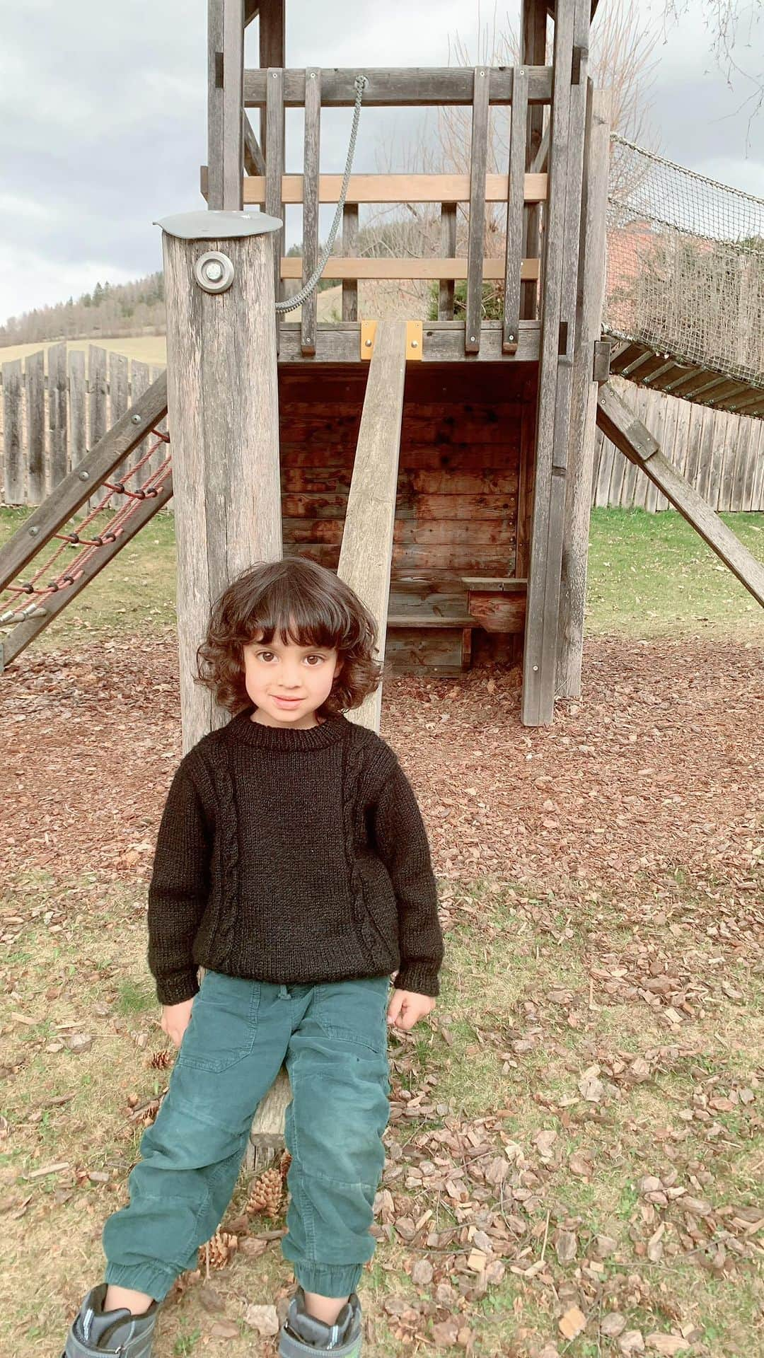 セリーナ・ジェイトリーのインスタグラム：「Mummy & Artu’s @arthurjhaag playtime moments!!  (Must Watch if you love birdsong)  This is what playtime includes in a 4 year olds life at 3500 Ft above sea level in Austria.   Spring is…. Well.. almost here in our alpine home. The snow has melted and baby bird can finally venture out into the backyard.   It’s so important to let your toddler navigate on his own and it’s such a blessing to have birdsong from nature as background score.    I believe in being there to guide and support your baby but let him /her find their own footing.   #toddlersofinstagram #austria #arthurjhaag #arthur #celina #celinajaitly #celinajaitley #babynumber3 #twinsplusone #bollywood #babys #littleboy #alpinelife #naturelovers #kidsinnanture #weekendvibes #weekend #internationalfamily」