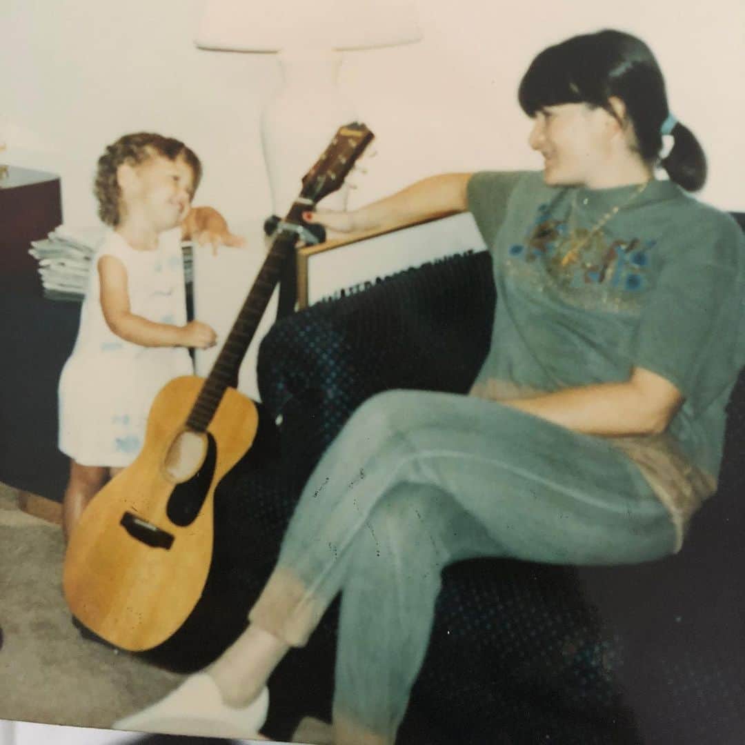 Nicole Mejiaのインスタグラム：「I keep coming back to this photo.  Momma passing the torch 🕯🎶」