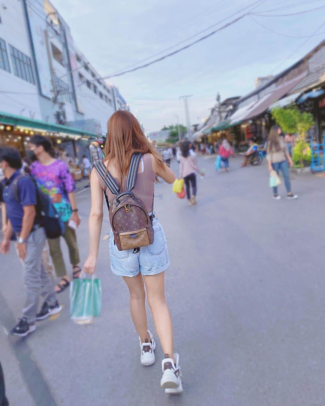 みまるのインスタグラム：「📍チャットチャック市場  週末限定のバンコク最大市場✨ 色んなものが売ってて1日じゃ回りきれないくらい広い😳 またゆっくり買い物行きたいなあ😎  YouTube動画みてね🌸🌸🌸  まだ髪が長い、、、🤭  #みまる #干物女 #ナチュラルライフ #海外生活 #タイ #🇹🇭 #バンコク #バンコク生活 #bangkok #bkk #thailand #thai #海外移住 #海外旅行  #youtuber #mimaru  #バンコク情報  #タイ移住 #在タイ #在タイ日本人 #みまるチャンネル #バンコク旅行 #バンコク駐在妻  #夫婦チャンネル #タイ観光 #チャットチャック #chatuchakmarket  #バンコク市場 #夫婦仲良し #chatuchak」