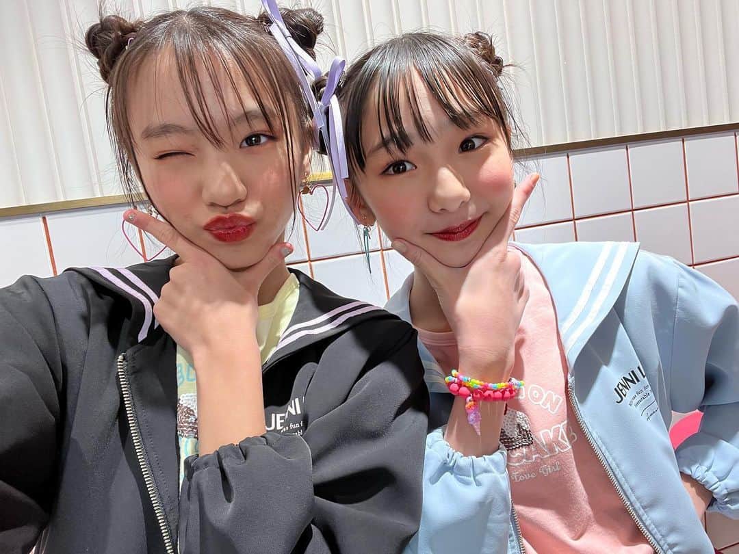 ニコ☆プチのインスタグラム：「👭🌺☀️  沖縄コンビのリオリコ🌈✨ 姉妹みたい…🥰🍒  #具志川莉央  #崎浜梨瑚  #リオリコ」