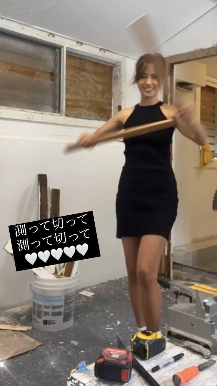 Mieのインスタグラム：「6月！！！ワイキキにお店をオープンします🥳💕 はぁ🥺ようやく言えた🥳ちょっとスッキリ🤣  絶対みんなに来てもらいたい💕💕💕 詳しい内容はもうちょっとしたら改めてみんなにご報告させて下さい✨  心身がリラックスできる憩いの場になるようにインテリアなどなどこだわってステキな空間を作っています🤍  #ワイキキ #ハワイ生活 #ハワイ旅行 #DIY #diy女子  来たらぜひ体験してほしい🤍 お店作ってます💕 #6月オープン予定 #ハワイ在住 のみんなにもぜひ来てもらいたい💕 ストーリーに音あり載せたから、指切らないかハラハラする人いるかも？！ 大丈夫です🫡 安全第一！！  宜しくお願い致します💕」