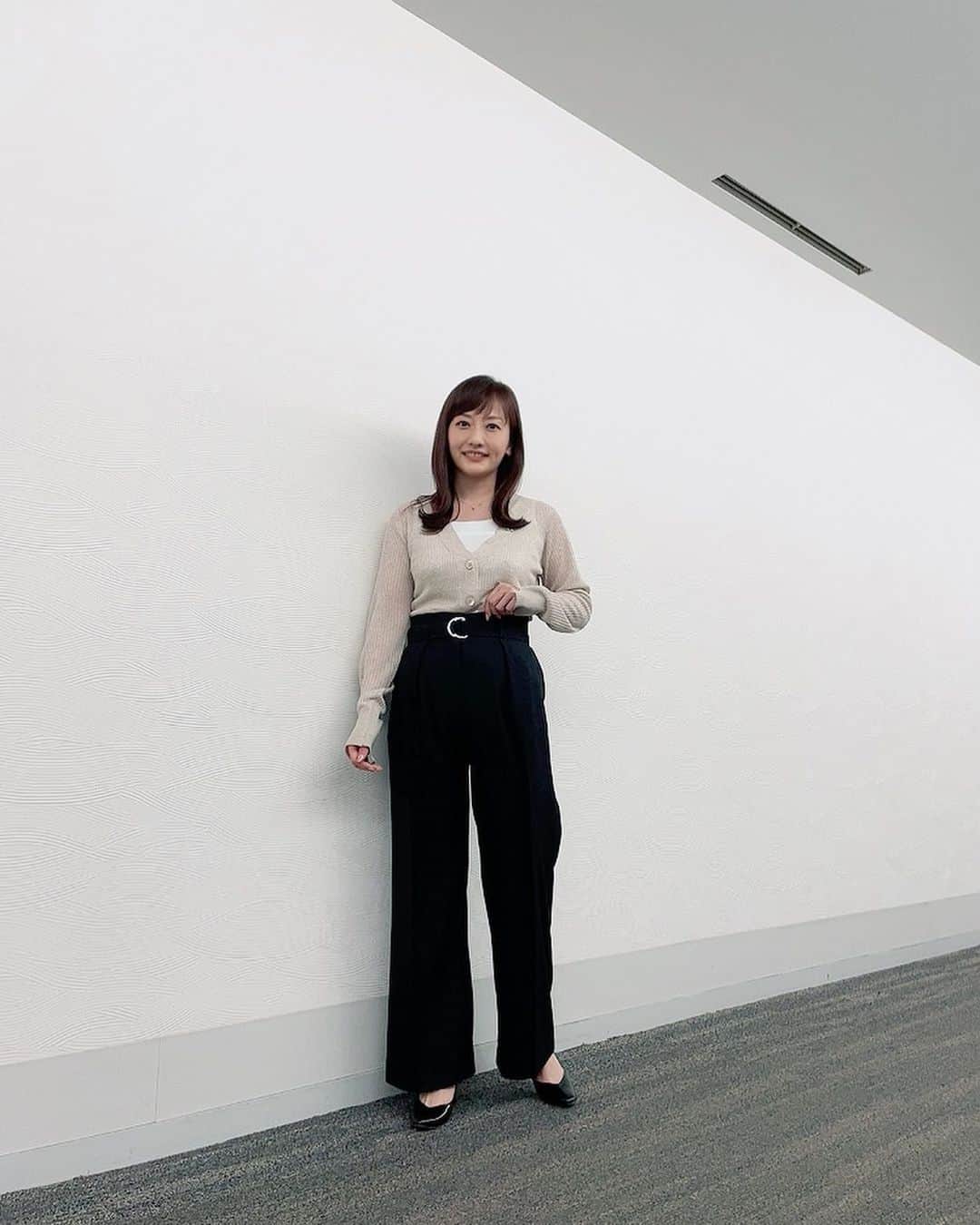 のインスタグラム：「このあと正午から 『中居正広のキャスターな会』 ぜひご覧ください🎤  #中居正広のキャスターな会 #中居正広 さん #岸田雪子 さん #劇団ひとり さん #古市憲寿 さん #須田亜香里 さん #久住英二 先生 #堤伸輔 さん  #加谷珪一 さん #円安 #円高 #上海 #現状 #コロナ  #島本真衣 #衣装 #スタイリスト @tamakumamakiko   #シアーカーディガン #ワイドパンツ @_parigot_   #ピアス #イヤーカフ #ネックレス @pontevecchio_jp   #パンプス @kanematsu_official」