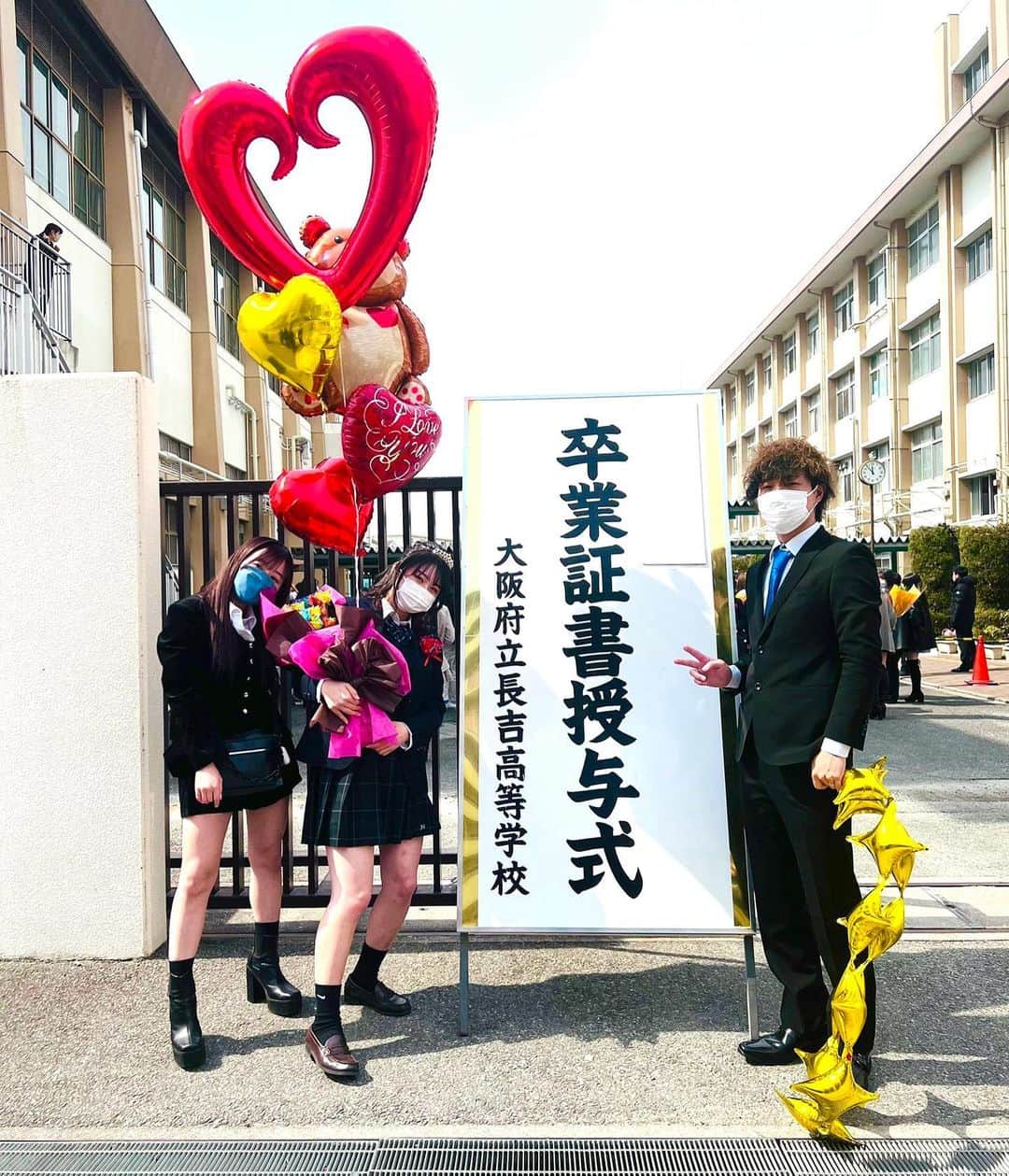 歩乃華（ほのらん）のインスタグラム：「🌸 . 歩乃華と妹と弟🥰 . 我が家の姫、高校卒業🫢 10個下の妹の卒業式に 1個下の弟とお花渡しに行きました！ 他校の友達から 抱えきれないくらいのお花を貰ってて 友達多くてビックリしました😢 愛されてて嬉しい😭💖 (10個以上花束もらったらしいw) ママが家族でプリクラ撮ろうって言い出して 撮ってきました🥺💘ギャル。 . どんな辛いことがあっても ずっと姉は妹の味方です🌈 社会人頑張って下さいね💖 妹のケータイ代10年払いましたが 私も卒業しました🤫貢ぎすぎ注意⚠️」