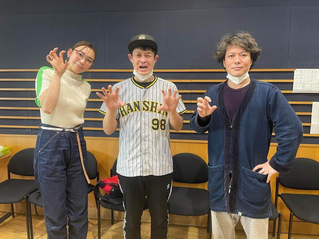 山田スタジアムのインスタグラム：「シャンプーハット恋さんの『Friday Music Show（笑）』に出演させていただきました！   #シャンプーハット恋さん   #中島静香   #fm大阪」