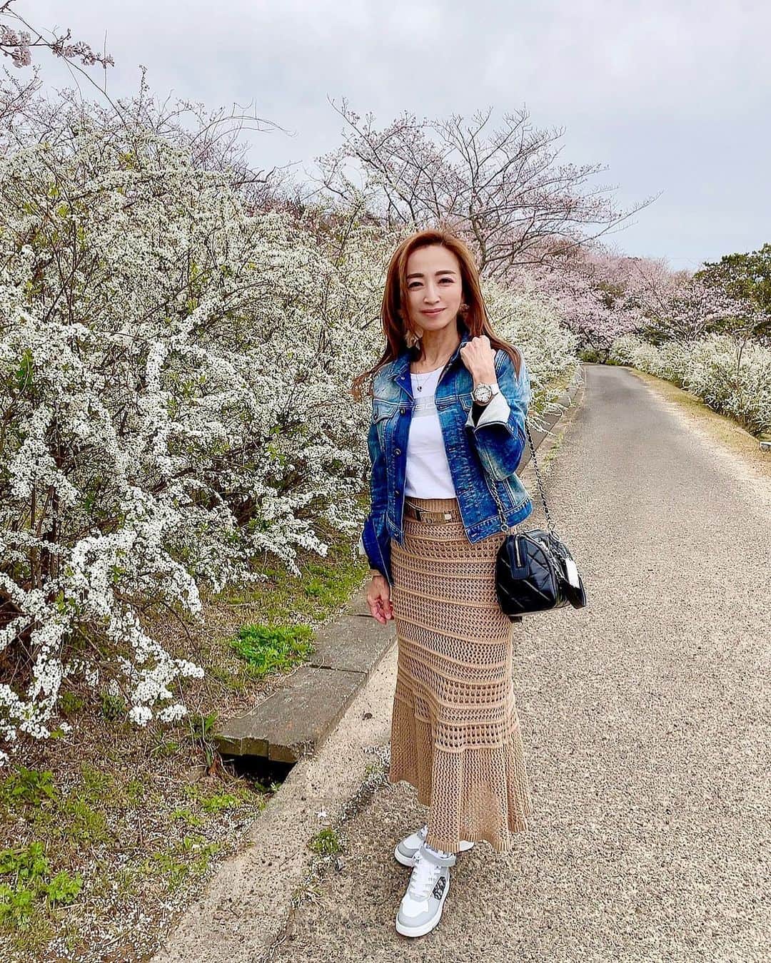 のインスタグラム：「新生活•新入学おめでとうございます✨  新しい一歩を踏み出す季節ですね😊 4月もどうぞよろしくお願いいたします🌿  #白浜#和歌山#桜#花見#お花見#広告#モデル#広告モデル#広告撮影#広告写真#ファッション#コーディネート#コーデ#旅行#グルメ#美容#素敵女子#大人女子#オトナ女子#美魔女モデル#アラフォーモデル#ミセスモデル#ママモデル#アンバサダー#インスタグラマー#インフルエンサー #model#modeling#modelshoot#modellife」