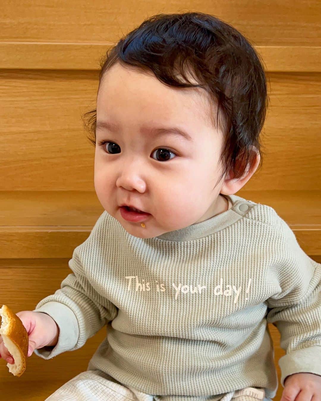 ゆうひなたのインスタグラム：「. . . 食パンの耳が好きないちかはん🍞🤍. . . 最近髪の毛がくるくるしてきて さらにかわいい🥹🥹🥹（笑）. . . . 今日は良い天気やし 公園に行ってこようかなー☀️ 皆さんも良い週末を🤤❤️. . . .」