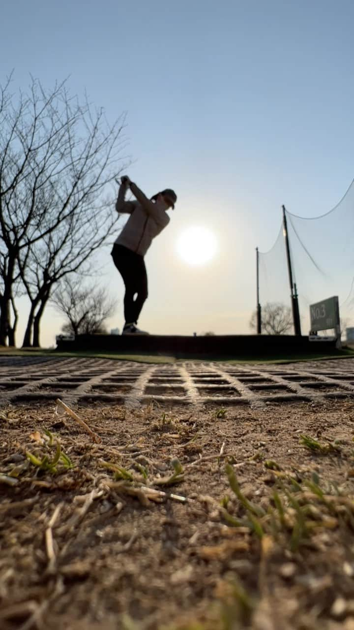 近藤祥子のインスタグラム：「⛳️ 10年以上ぶりのショートコース！ . 60ヤードぐらいが多くて、 回ってる時はバリエーション少なくてなぁ〜と思ってたんだけど、 後日通常のゴルフ場で回ったら 60ヤードって結構残る距離で😳‼️ ここで練習したから自信を持って打てました🥺✨ 反復練習って大事ね☺️❤️ . . #ゴルフ #ゴルフ女子 #ゴルフスイング #江戸川ラインゴルフ #フリーアナウンサー #江戸川ラインゴルフショートコース #ショートコース #golf #golfswing #golfstagram #golfgirl #夕陽」