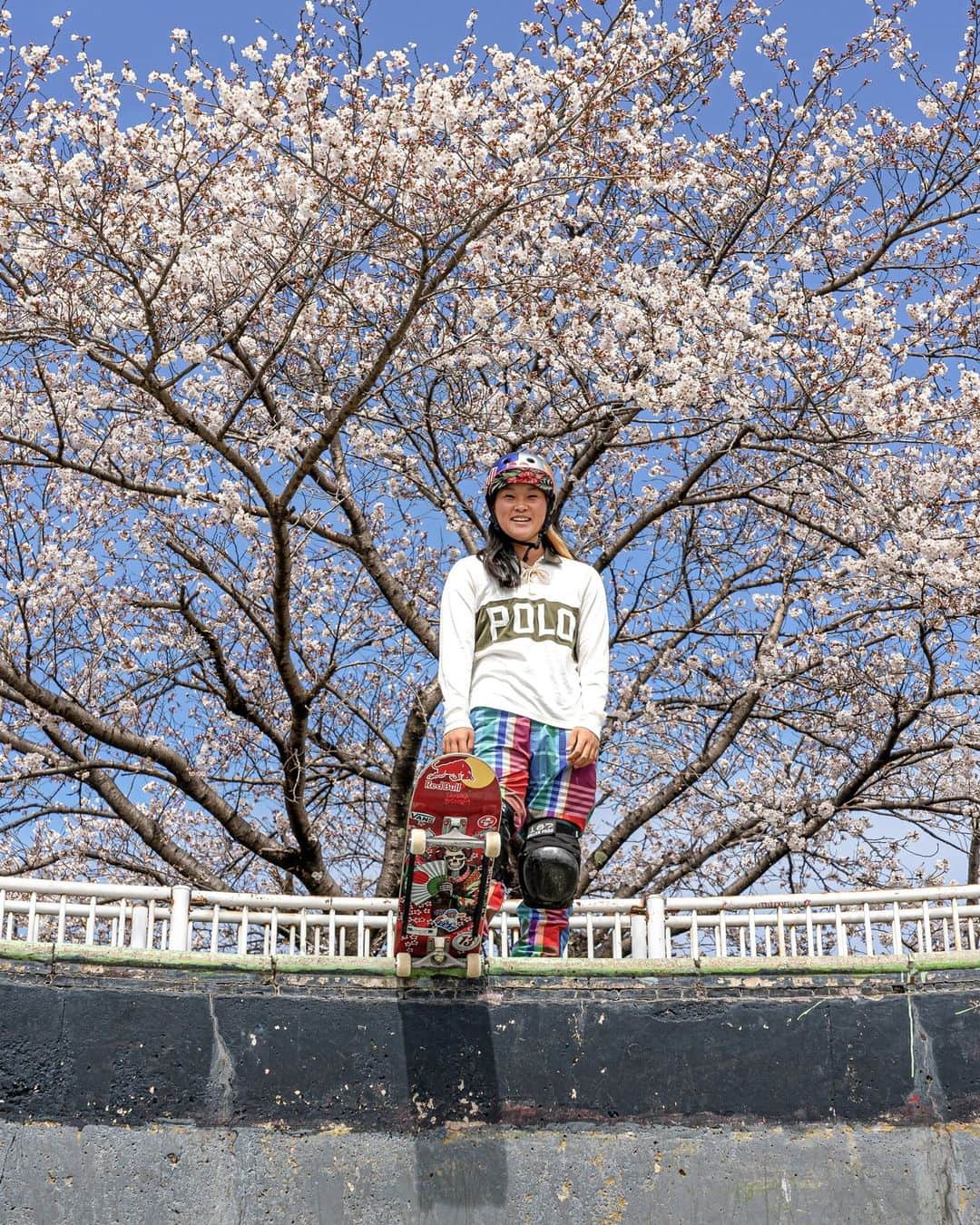 レッドブルさんのインスタグラム写真 - (レッドブルInstagram)「桜 × 四十住さくら @sakura_yosozumi   #レッドブル #翼をさずける #スケボー #Skateboarding #四十住さくら #デスボウル」4月9日 12時00分 - redbulljapan