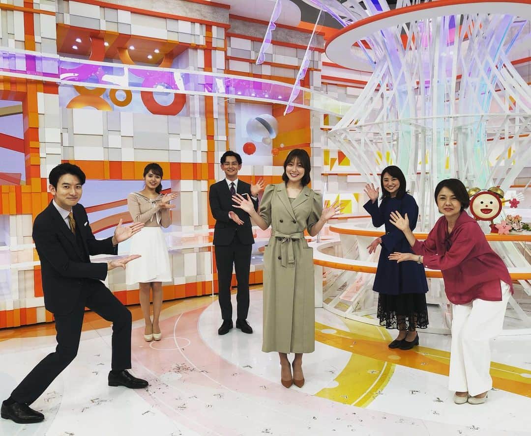 西山喜久恵のインスタグラム：「🌸🌸🌸 新メンバーのめざましどようび いかがでしたか？  「心臓がバクバクです❗️」と言いつつ、完璧に進行をこなす華也ちゃん、さすがでした。  実は、緊張していた生田アナ。 ニュース読みだけでなく、エンタメコーナーでぐいぐい食い込んでいたのは、めざどならではでしたね。  来週からは、華也ちゃんの新コーナーも始まりますので、お楽しみに‼️  #めざましどようび #新メンバー #初回終わりました」