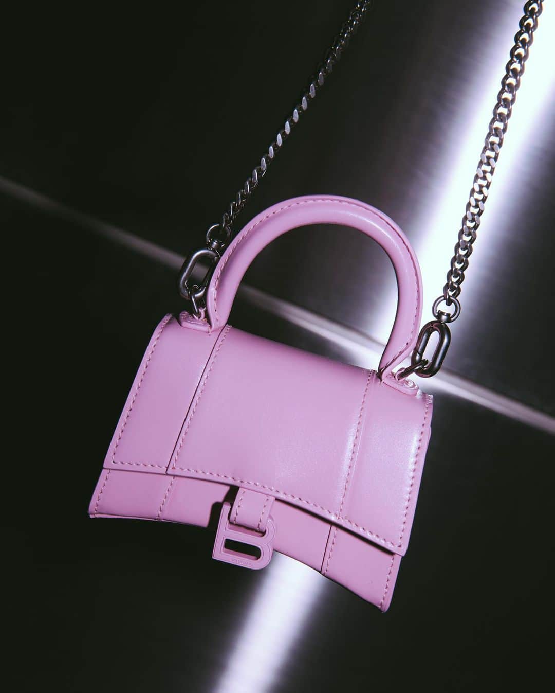 のインスタグラム：「@kendalljenner がディレクターをしてる @fwrd のアンバサダーに💘 New pink  @balenciaga from  @fwrd ♡ Thank you so much for such a cutie ♡ I’m so happy to be an ambassador for @fwrd  @kendalljenner is a director 💚 #ambossodor  #ルックフォーワード @fwrd #lookfwrd #pink #minibag #balenciaga」
