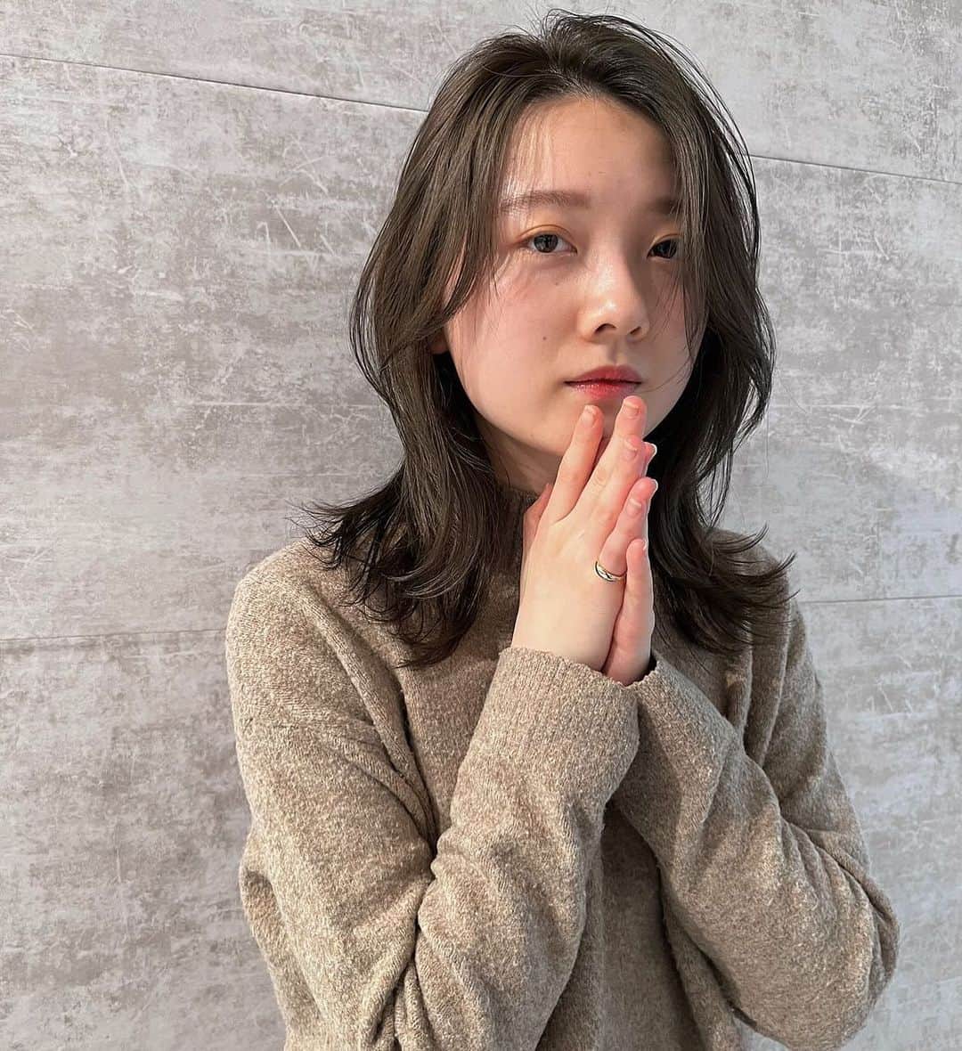 柴崎汐理のインスタグラム：「前の週の答え合わせ！！ 正解は『オリーブベージュ』  今回も素敵に染めて頂きました🥺 毎回髪色に悩む私に素敵な色を提案してもらってるから感謝しかない笑 暫くはブリーチ毛なくなるように生きていきます。」