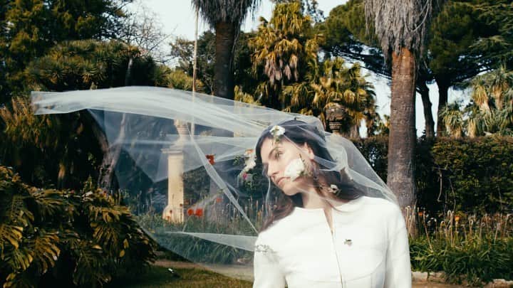 Monique Lhuillierのインスタグラム：「Spring 2023 Bridal embraces La Dolce Vita. Inspired by the romance of Sicily, this season serves up a lot of drama! Turning up the volume of skirts, shortening hemlines, lots of bare shoulders and bold colorful florals are key 🌹🤍🍃 #moniquelhuillier #mlbride」