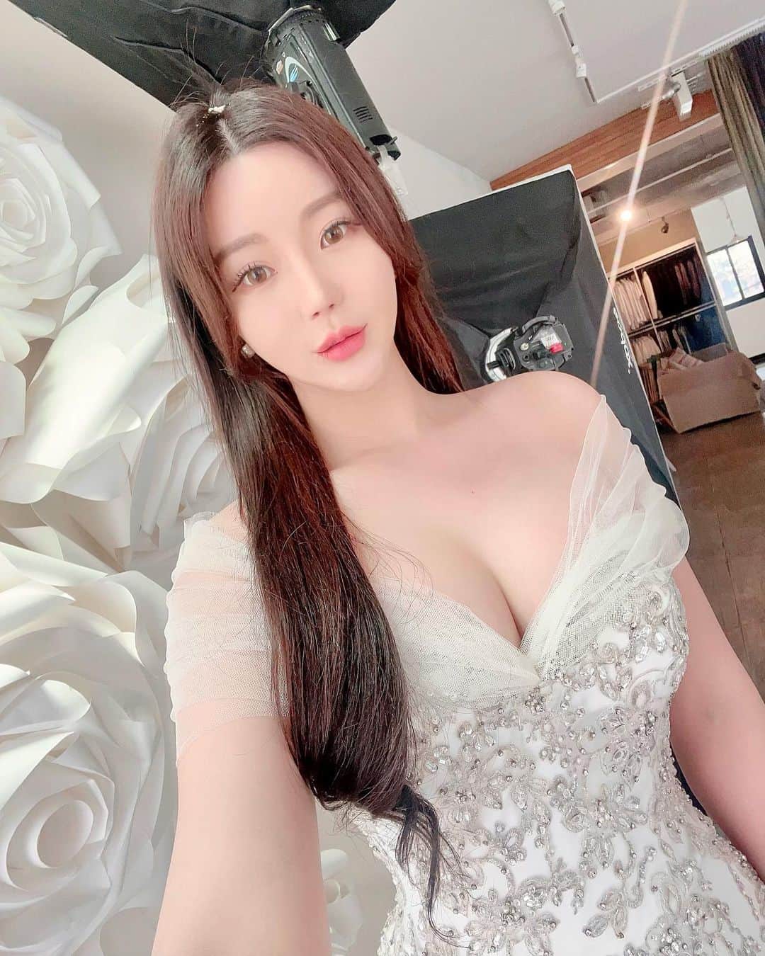 ゴウンのインスタグラム：「Happy weekend💋 가족촬영💋  #주말 #토요일 #weekend #photography #photooftheday #드레스 #dress #레이샤고은 #layshagoeun」