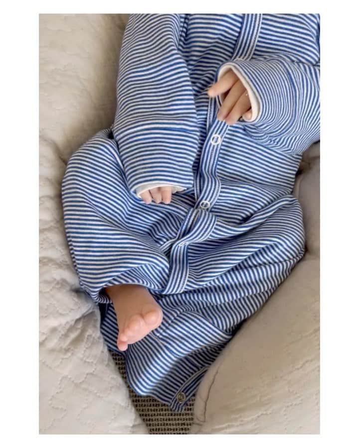 kumiのインスタグラム：「しゃっくりする姿も愛おしい♡ もう新生児期も終わるのかと思うと少し寂しいな..  小さくてふにゃふにゃで。 毎日一生懸命飲んで寝て。  目に焼きつけては この瞬間を忘れたくないなぁと思う毎日👶🏻＊  #babyboy  #petitbateau」
