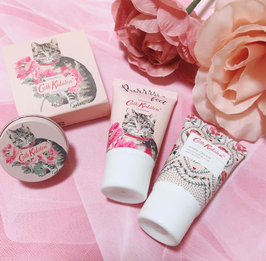 のインスタグラム：「素敵なハンドクリームとリップ💖 香りに癒される日々です☺️  #リップ #ハンドクリーム  #cathkidston  #myfavorite #愛用品紹介」