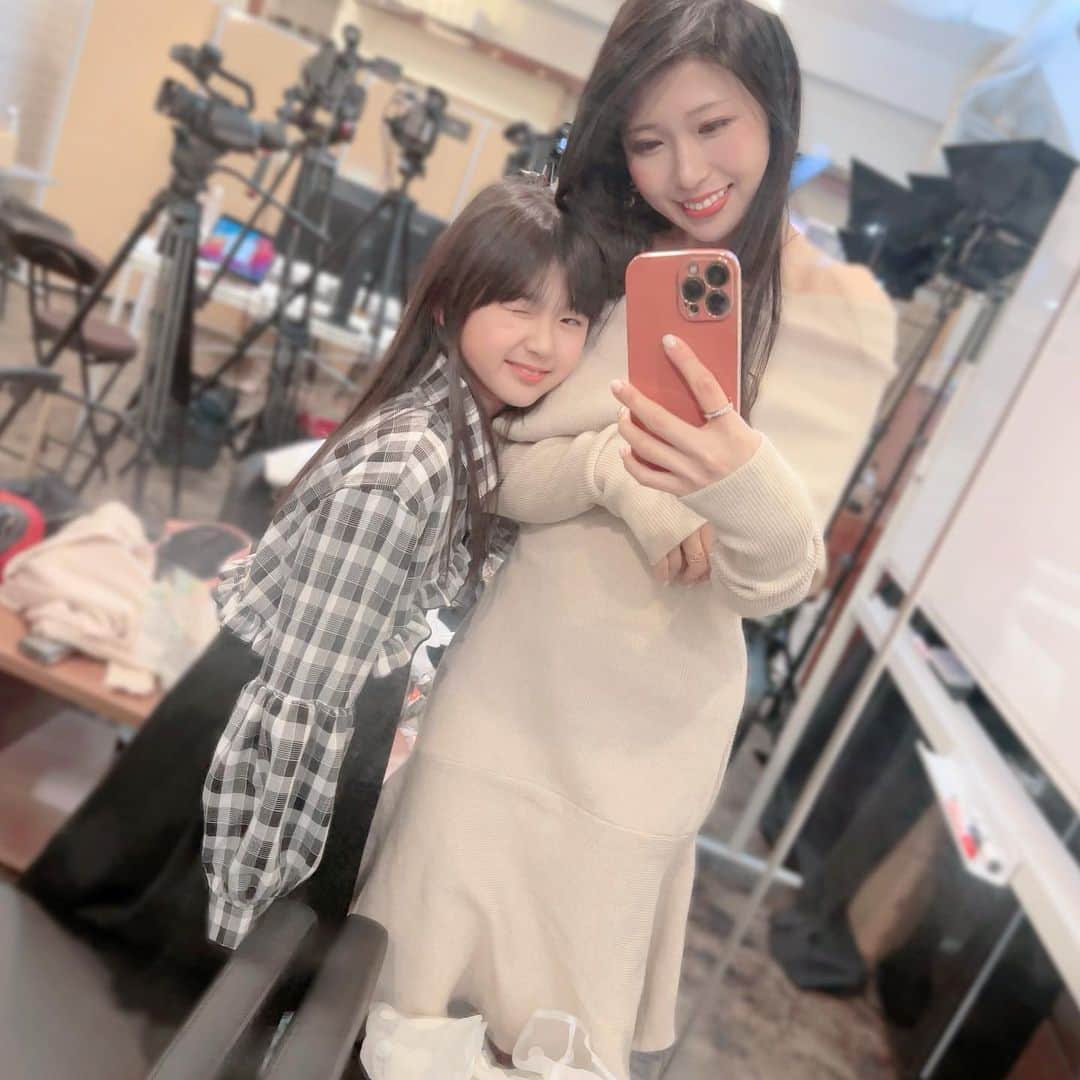 のインスタグラム：「撮影、終わりました🥺🙏✨  今日は、まさかのまさかの… 朝にゆわが体調悪くなってしまい… すぐよくなったのでもう大丈夫です☺️  その時間に体調が悪かったので収録に参加できませんでした。 本当にどうしたらいいかわからなくなりましたが…  MCと、ゆわももかなり重要なゲストさんなのでパス出来ず ゆわは休んで、どうにか乗り切りました！  皆さんありがとうございました😭🙏  #テレビ収録 #nextjewels #親子コーデ #親子 #家族写真」