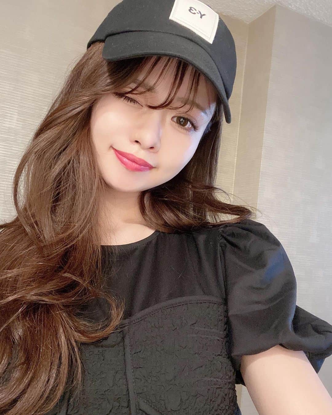 のインスタグラム：「ストーリーで好評だった写真💓 お気に入りのキャップとワンピースのコーデ👗 　 このワンピース、胸元刺繍がとっても可愛くてお気に入り💓 @peacebird_official のものです☺︎ 　 私のクーポンコード Isa15 で全商品15%オフになります👗 　 　  You can get anything 15% off. Code is " Isa15 ".       #ブラックコーデ#ブラックドレス#ブラックワンピース#キャップ#キャップコーデ#カジュアルコーデ#y3yohjiyamamoto#peacebird#y3」
