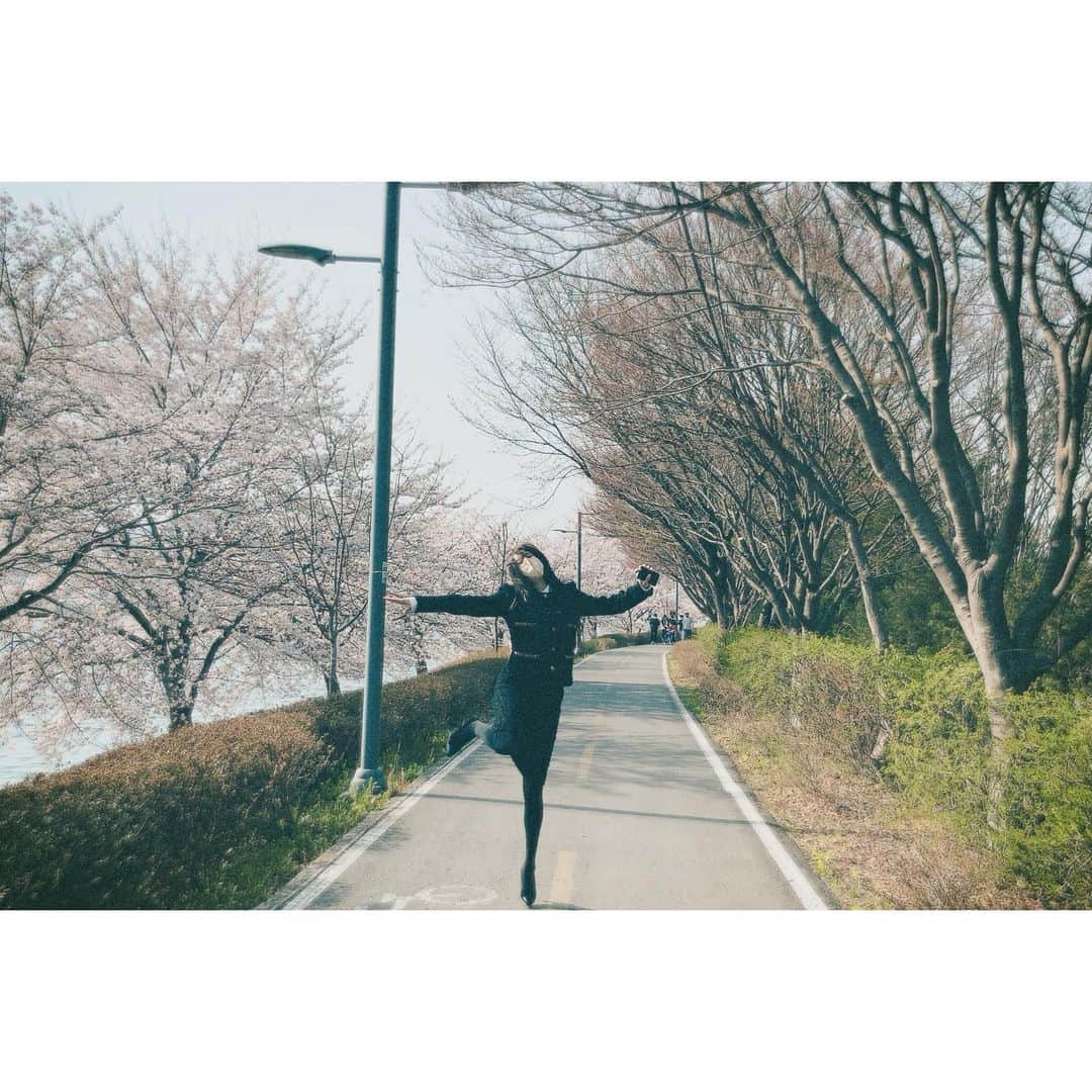 チョン・リョウォンのインスタグラム：「아니 일하다 말구 어디를 그렇게 가 🌸」