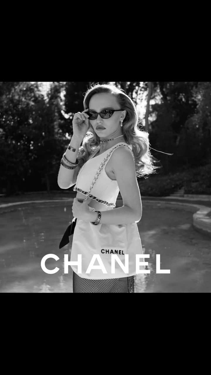 リリー・ローズのインスタグラム：「#CHANEL22 bag campaign directed by the best @inezandvinoodh 🎀🛍🛍🎀 thank you @virginieviard @chanelofficial for having me and to the whole team for the best shoot!!! xoxoxo Merci & bisous <3   @virginieviard  @inezandvinoodh  @chanelofficial  @heidibivens  @lisabutlermua  @jamespecis   ❤️」