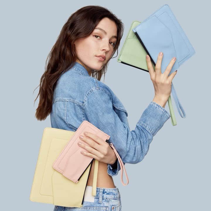 ボトキエのインスタグラム：「💐 Our clutch sale is happening NOW!! Run to the link in our bio to get your hands on our new Spring Clutch Collection 💐」