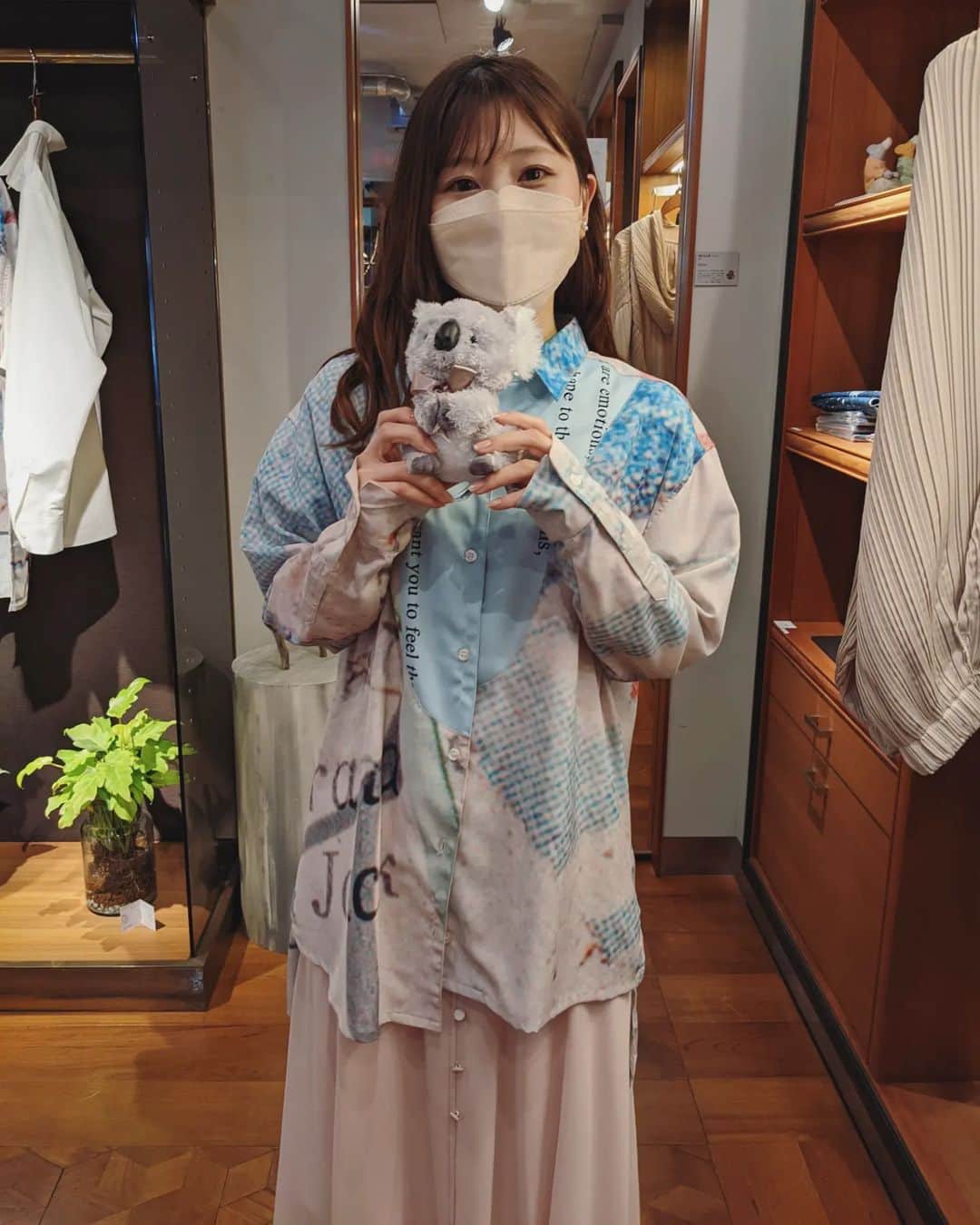 寺島紀世のインスタグラム：「今日は「Editorial Garden°展 Spring art session vol.1 OFFICIAL HIGE DANDISM」に行ってきました🤘💐  Editorialシャツのサイズ感や質感が気になっていたから試着できてよかった〜🥹✨✨✨ ※全部ワンピの上に羽織って試着してます、152㌢でこの丈感です  ライブは勿論、着こなせる自信はないけど私服でも着たいな🫡💦  そんなことはさておきグッズの一つとして 欲しかったので私は詰襟タイプを購入しました🐨🌷  届くのが楽しみだなー☺️🌸🌸🌸  店員さんもフレンドリーにお話してくださって、とても居心地の良い空間でした🥰🍀  #Official髭男dism #editorialgarden展 #editorialgarden #ヒゲダン」