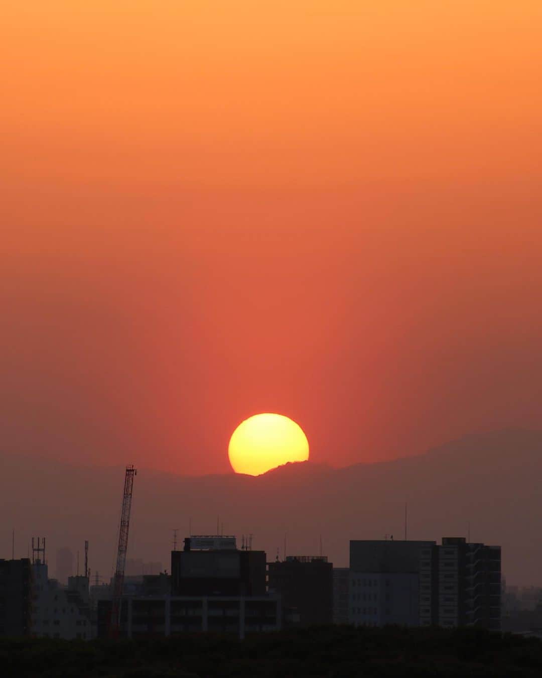 坂元美香さんのインスタグラム写真 - (坂元美香Instagram)「私の大好きな構図。 夕陽とグラデーションと飛行機。  今日の夕日は太陽にほえろ！級にでかかった！ まぁこんな表現が通じるのも40代までですな😅 ラブ昭和❤️  today's sunset 2022/04/09 #sunsetphotobymikasakamoto  #sunset #夕陽 #夕日 #黄昏時 #夕焼け #tokyosky #やっぱり空が好き #イマソラ  #canonEOSKiss8i」4月9日 18時52分 - mika_saka