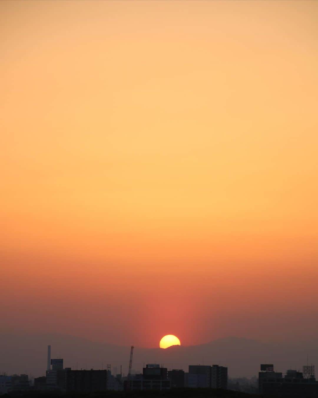 坂元美香さんのインスタグラム写真 - (坂元美香Instagram)「私の大好きな構図。 夕陽とグラデーションと飛行機。  今日の夕日は太陽にほえろ！級にでかかった！ まぁこんな表現が通じるのも40代までですな😅 ラブ昭和❤️  today's sunset 2022/04/09 #sunsetphotobymikasakamoto  #sunset #夕陽 #夕日 #黄昏時 #夕焼け #tokyosky #やっぱり空が好き #イマソラ  #canonEOSKiss8i」4月9日 18時52分 - mika_saka