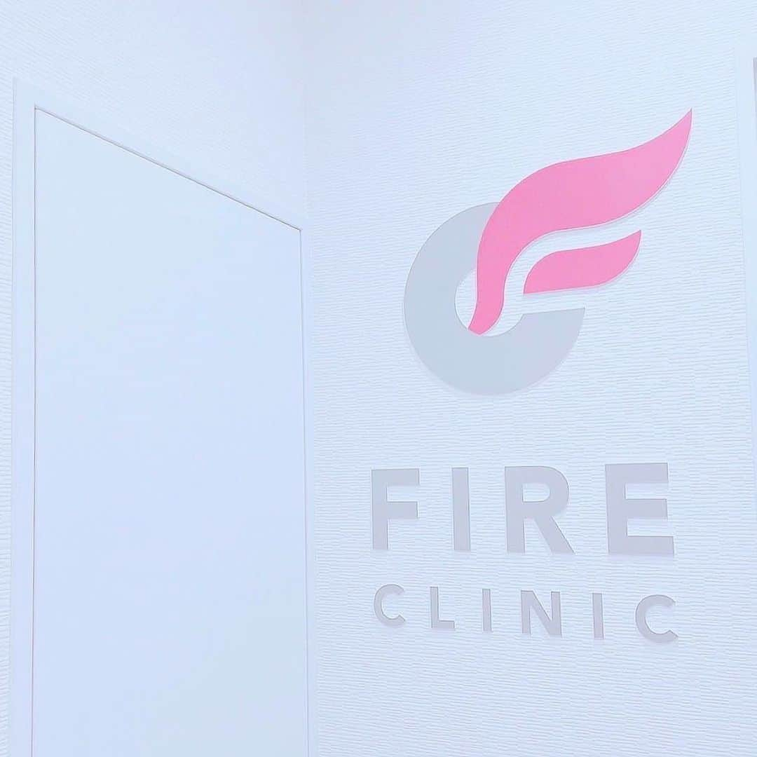 星野渚のインスタグラム：「話題のファイヤークリニック(@fire_clinic_official )さんに行ってきました😳  気になってた医療EMSを受けてきたよ！(3枚目が医療EMSの機械)  EMSっていうのは、電気刺激を与えて筋肉を動かすので、体を動かさずに筋肉が鍛えられる効果が期待できるっていうものらしいんだけど、横になって寝てるだけで運動した達成感感じれてすごかった！👏  一人だと心折れそうになるから、みんなも一緒ダイエット頑張ろ！💪🔥  #ダイエット #美容 #痩身 #脂肪燃焼 #ボディーメイク #美容医療 #脂肪溶解注射 #医療痩身 #glp1 #glp1ダイエット #ファイヤークリニック #ファイヤー院長」