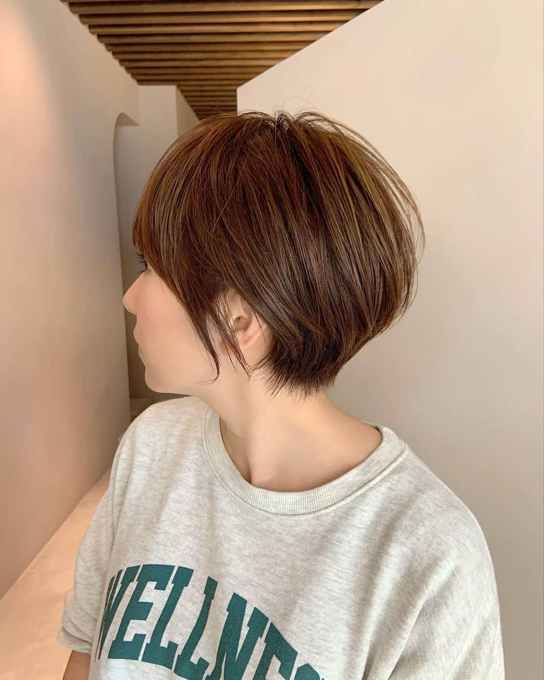 石原あつ美のインスタグラム：「・ 丸みショート…✂︎  昨年、友人がサロンをオープン✨ @takuya__koba  先日数年ぶりにカットしてもらいました!! 襟足スッキリ、丸みショートに💕  可愛いく切ってもらえて終始ニヤニヤ🤗  半個室のオシャレ空間は居心地良くてめっちゃリラックスできたなぁ〜  束の間の気分転換♫  良き時間でした✨  #shorthair #shorthairstyle #ショートヘア #ショートカット #丸みショート」