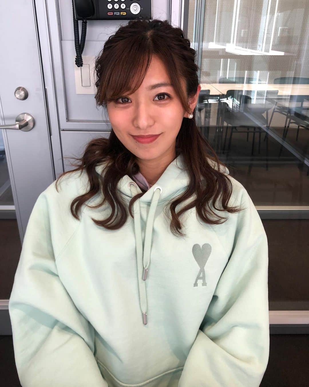 のインスタグラム：「💚 . きょうから六大学野球始まりましたね〜⚾️ 久しぶりに観に行きたい✨ . イエベだと思ってたら 最近ブルベと発覚しました🥺 気付いたら寒色投稿多めになってる笑 . #春コーデ #パーカー #パーカーコーデ  #パーカー女子 #アミパリコーデ #amiparis  #ブルベ #ミントグリーン」