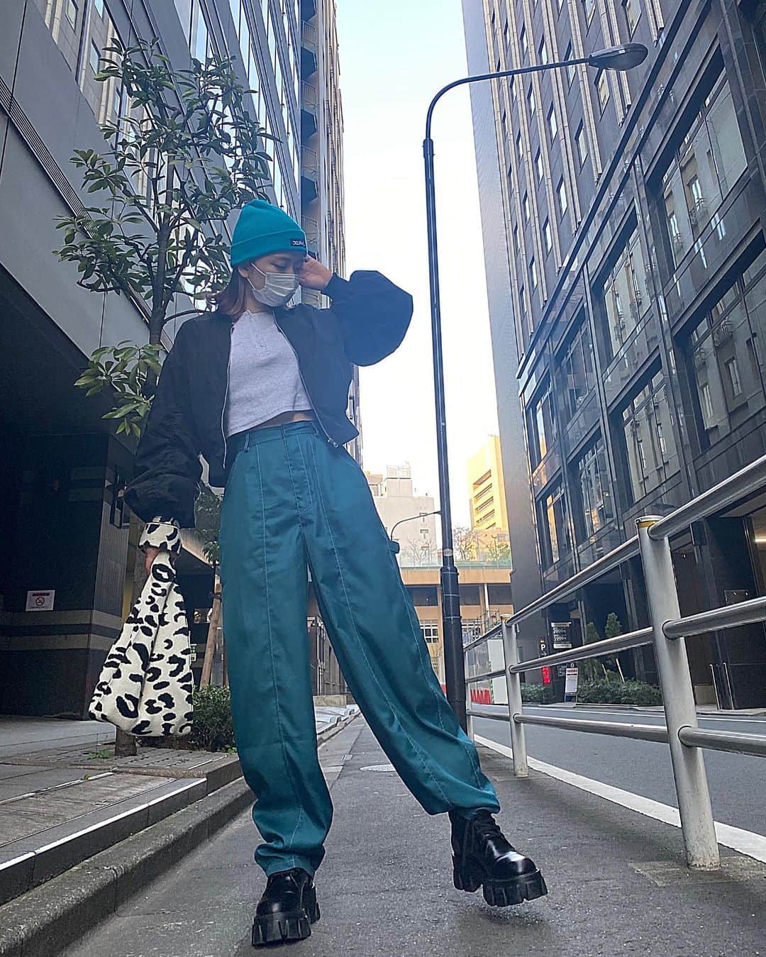 にこのインスタグラム：「青い日でした みなさんは何色の日でしたか？  #後頭部痛くないよ」