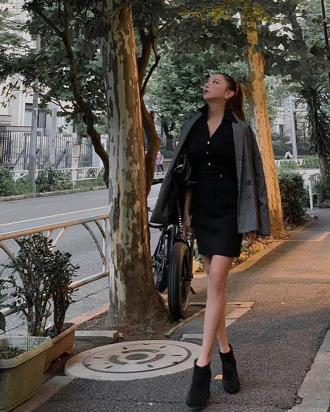 のインスタグラム：「Jacket style & ponytail🐎  ピアスとネックレスは シンプルな最高クラス天然ダイヤモンドのジュエリーブランド［K jewelry］の🤍  @k_jewelry.official   ────────────────────────── #ポニーテール#ponytail #diamond#ダイヤモンド#ダイヤモンドジュエリー#一粒ダイヤモンド#ダイヤモンドネックレス#ダイヤモンドピアス#ootd #jacket#jacketstyle #jacket#散歩#ジャケットコーデ #monotone#monotonecode  #ショートブーツ#shortboots」