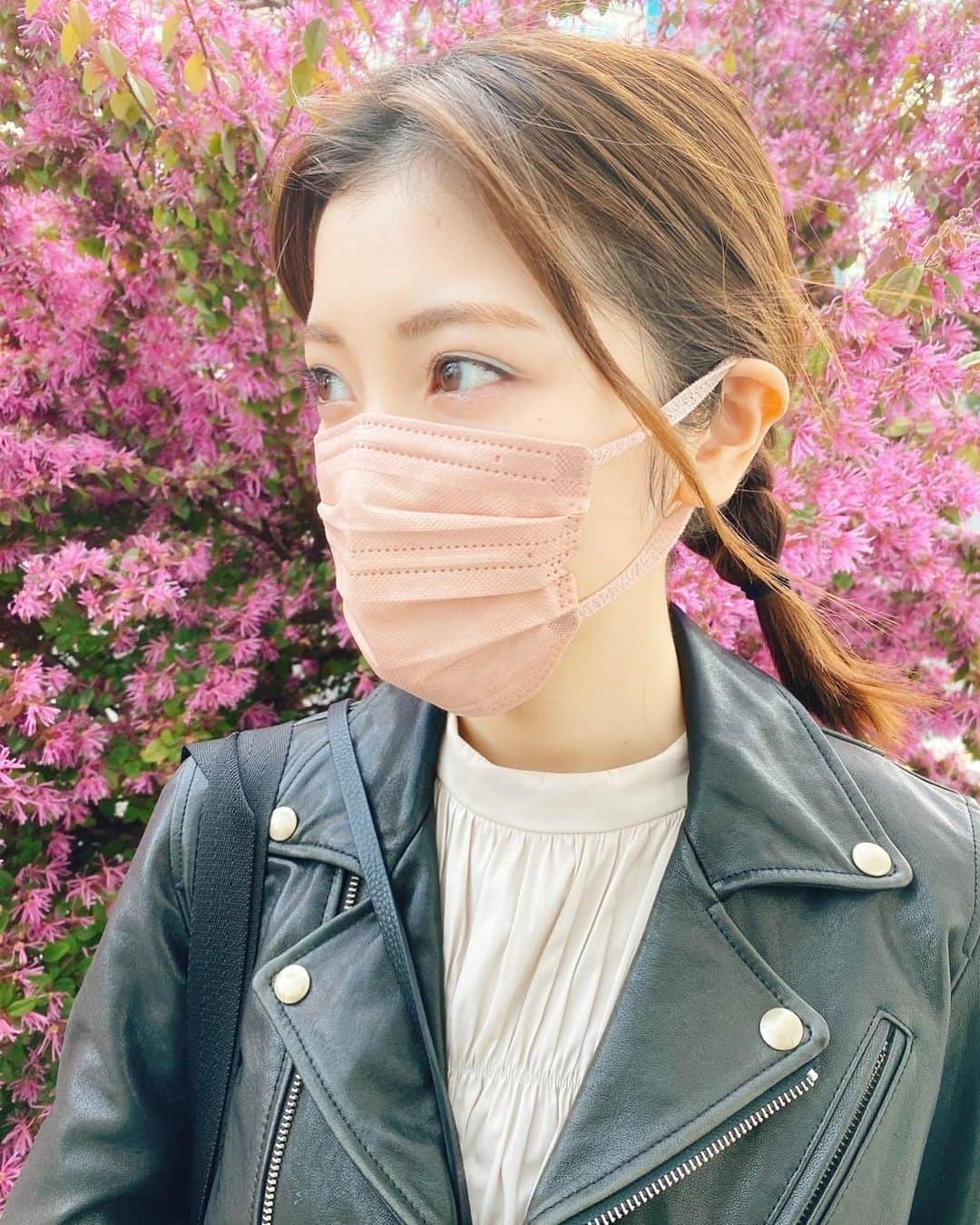 石原夏織さんのインスタグラム写真 - (石原夏織Instagram)「お仕事帰りに綺麗なお花が咲いてたから撮ってもらいました🌷  桜は散ってきたけど、色んなお花が咲いてきて嬉しいな🍋  #🌷 #ピンク #石原夏織」4月9日 19時09分 - ishiharakaori_official