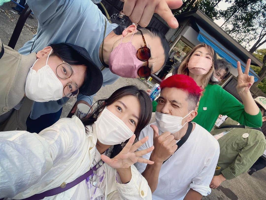 石橋穂乃香のインスタグラム：「カクバリズム20周年@日比谷野音に少しだけお邪魔🥰  10周年から、15周年、20周年も来れたこと、感謝🙏  カクバリズムのライブに行くと必ず大好きな友人たちにも会えて、コロナ禍になってライブそのものの尊さと、そこで会える人たちからもらえるハッピーなバイブスの尊さに更に気付かされ、私の人生に不可欠な時間なのだと痛感しました🥲  この10年間、本当にカクバリズムの音楽と、カクバリズムの皆様と、カクバリズムのおかげで出会えた皆様に沢山支えられて生きてきたなぁ！！！  なんと言ってもカクバリズムのライブはどの会場でもお見かけするくらい、お子様が多くて、親子で安心して行ける印象なので出産後も子供ともども行くのが楽しみじゃ〜！！！👶🏻❣️  とにかく！かくかく！ カクバリズム20周年おめでとうございます〜！！！㊗️🎉❤️❤️❤️🙌🙌🙌 末永く繁栄あれ〜！！  @kakubarhythm_official  @kakubariwataru  @yoshiroatsumi0504  @bakufarclose  @suzukiryuichiro   #三度の飯よりceroが好き」