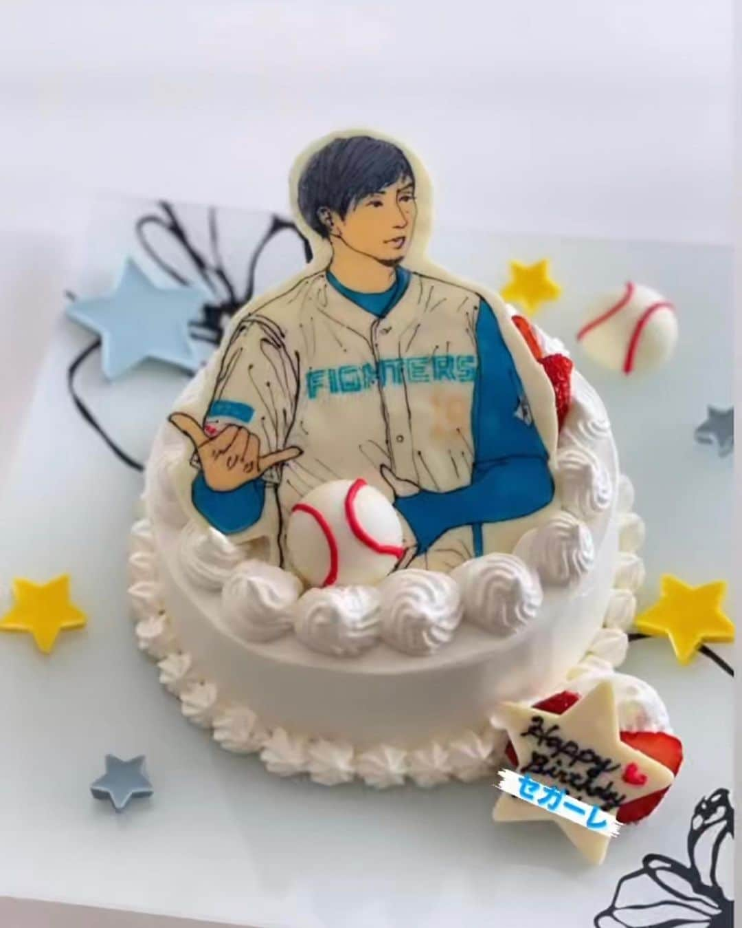 金子千尋さんのインスタグラム写真 - (金子千尋Instagram)「2022年のセガーレの誕生日ケーキ🎂 ． いつもはアニメのキャラクターだったのに 今年のリクエストはなぜか 金子千尋だったようです🫣 ． ファンの方がインスタのアイコン用に描いてくれたイラストをお借りして作りました！ 👹が！ ． ． ━━━━━━━━━━━━━━━ #👹から #今年のリクエスト何だと思う？👹 #って聞かれたので #最近セガーレは弱虫ペダルにハマっているので #弱虫ペダルのキャラクターでしょ？ #って答えたら #それが今年は違うの！👹 #って👹が言うもんだから #じゃぁ孤爪研磨？ (←ハイキューより) #違う！アニメじゃないの！👹 #って言うもんだから #まさか⁉️ #って思って🤔 #金子千尋 ⁉️ #そう❗️どんだけパパ好きやねん🤣👹 ． #って言う流れでした ． 誕生日おめでとう🎉 ． #オシャ仏」4月9日 19時25分 - kanekochihiro_official