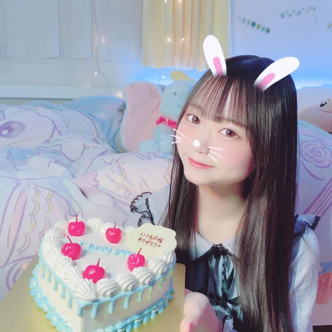 のインスタグラム：「今日はめるぷちに入って1年記念日でした‪.ᐟ‪.ᐟ💙  この可愛いケーキは@cakewith_tokyo さんに作って頂きました🐣🤍  これからもよろしくお願いします🎀  #cakewith_tokyo  #オーダーメイド  #pr」